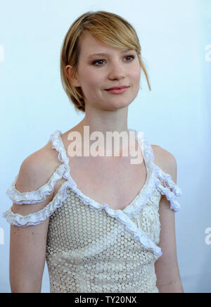 L'actrice australienne Mia Wasikowska arrive au 2011 Film Independent Spirit Awards à Santa Monica, Californie le 26 février 2011. UPI/Jim Ruymen Banque D'Images