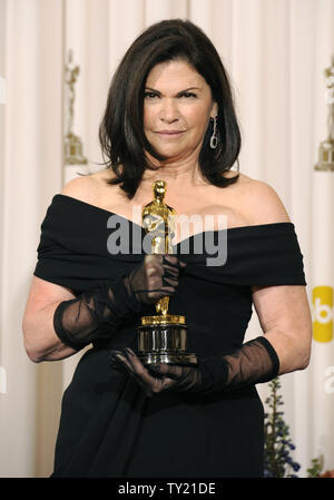 Meilleur costume design winner Colleen Atwood pour son travail dans le domaine de 'Alice in Wonderland' pose fièrement avec son Oscar à la 83e annuelle des Academy Awards à Hollywood le 27 février 2011. UPI/Phil McCarten Banque D'Images