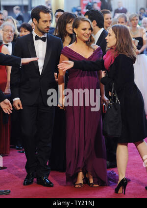 Natalie Portman et Benjamin Millepied arrrive pour la 83e Academy Awards annuels au Kodak Theatre à Hollywood le 27 février 2011. Le couple, qui se sont rencontrés lors du tournage du film 'Black Swan' attendent leur premier enfant. UPI/Jim Ruymen Banque D'Images