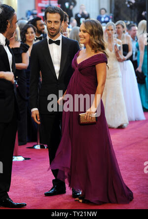 Natalie Portman et Benjamin Millepied arrrive pour la 83e Academy Awards annuels au Kodak Theatre à Hollywood le 27 février 2011. Le couple, qui se sont rencontrés lors du tournage du film 'Black Swan' attendent leur premier enfant. UPI/Jim Ruymen Banque D'Images