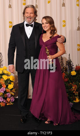 Natalie Portman s'affiche avec l'acteur Jeff Bridges backstage après avoir obtenu l'Oscar de la Meilleure Actrice pour 'Black Swan', à la 83e annuelle des Academy Awards à Hollywood le 27 février 2011. UPI/Jim Ruymen Banque D'Images