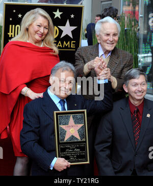 Orchestre International d'opéra et chef d'orchestre Zubin Mehta détient les mains à l'ami, l'acteur Kirk Doulas durant les cérémonies honorant Mehta avec le 2,434ème étoile sur le Hollywood Walk of Fame à Los Angeles le 1 mars 2011. Avec Mehta est sa femme Nancy (L) et Leron Gubler, en bas à droite, président de la Chambre de commerce de Hollywood. UPI/Jim Ruymen Banque D'Images