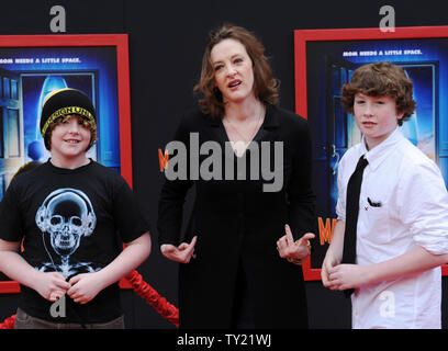 L'actrice Joan Cusack, un acteur dans le film de science-fiction d'animation comédie 'Mars', Mamans Besoins assiste à la première du film avec son fils Miles (L) et Dylan au El Capitan Theatre dans la section Hollywood de Los Angeles le 6 mars 2011. UPI/Jim Ruymen Banque D'Images