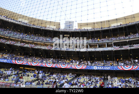 Fans attendre que le jeu entre les Giants de San Francisco et Les Dodgers de Los Angeles le jour d'ouverture au Dodger Stadium à Los Angeles le 31 mars 2011. UPI/Phil McCarten Banque D'Images