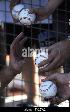 Fans attendre pour obtenir des autographes le jour d'ouverture au Dodger Stadium à Los Angeles le 31 mars 2011. UPI/Phil McCarten Banque D'Images