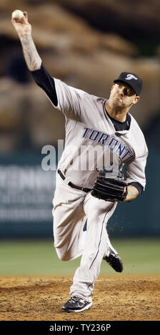 De baseball des Blue Jays de Toronto Jon Rauch (60) va à l'encontre de la Los Angeles Angels de la 9e manche au Angel Stadium à Anaheim, Californie le 8 avril 2011. Les Blue Jays ont remporté 2-1. UPI/Lori Shepler. Banque D'Images