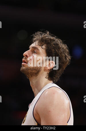 Los Angeles Lakers Pau Gasol avant d'alimentation (16) est coupée par un joueur New Orleans Hornets au cours de la première moitié de la partie 1 de la Conférence Ouest de la série éliminatoire au Staples Center de Los Angeles le 17 avril 2011. Les Hornets a battu les Lakers 109 à 100 . Photo UPI/Lori Shepler Banque D'Images