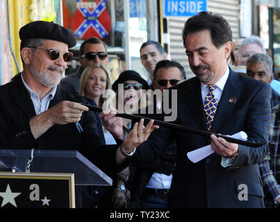 L'acteur Joe Mantegna est titulaire d'une biche qui lui a été présenté par le dramaturge David Mamet (L), au cours d'une cérémonie de dévoilement d'honorer avec le Mantegna 2,438ème étoile du Hollywood Walk of Fame à Los Angeles le 29 avril 2011. Mamet a donné la biche comme un gag, Mantegna, lorsqu'il a entendu dire qu'il devenait une star, c'était une façon d'obtenir un. UPI/Jim Ruymen Banque D'Images