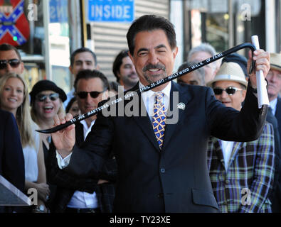 L'acteur Joe Mantegna est titulaire d'une biche qui lui a été présenté par le dramaturge David Mamet, lors d'une cérémonie de dévoilement d'honorer avec le Mantegna 2,438ème étoile du Hollywood Walk of Fame à Los Angeles le 29 avril 2011. Mamet a donné la biche comme un gag, Mantegna, lorsqu'il a entendu dire qu'il devenait une star, c'était une façon d'obtenir un. UPI/Jim Ruymen Banque D'Images