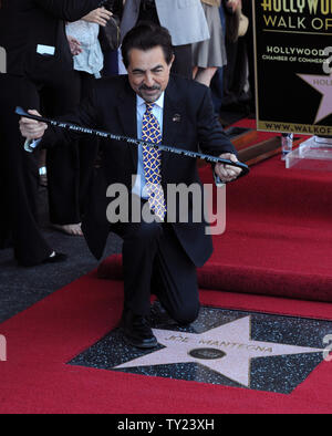 L'acteur Joe Mantegna est titulaire d'une biche qui lui a été présenté par le dramaturge David Mamet, lors d'une cérémonie de dévoilement d'honorer avec le Mantegna 2,438ème étoile du Hollywood Walk of Fame à Los Angeles le 29 avril 2011. Mamet a donné la biche comme un gag, Mantegna, lorsqu'il a entendu dire qu'il devenait une star, c'était une façon d'obtenir un. UPI/Jim Ruymen Banque D'Images