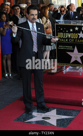 L'acteur Joe Mantegna est titulaire d'une biche qui lui a été présenté par le dramaturge David Mamet, lors d'une cérémonie de dévoilement d'honorer avec le Mantegna 2,438ème étoile du Hollywood Walk of Fame à Los Angeles le 29 avril 2011. Mamet a donné la biche comme un gag, Mantegna, lorsqu'il a entendu dire qu'il devenait une star, c'était une façon d'obtenir un. UPI/Jim Ruymen Banque D'Images