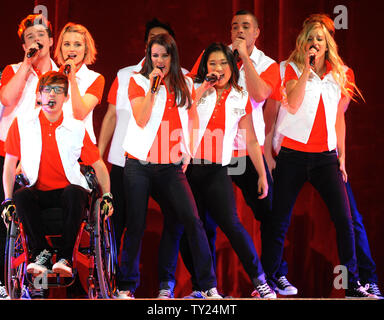 Chris Colfer, Kevin McHale, Dianna Agron, Harry Shum Jr., Lea Michele, Mark Salling, Jenna Ushkowitz, Heather Morris et Mark Salling effectuer sur l'allégresse ! Tournée de concerts au Staples Center de Los Angeles le 28 mai 2011. UPI/Jim Ruymen Banque D'Images