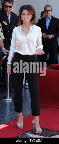 Shania Twain, la Canadienne qui est la femme artiste country de tous les temps, pose au cours d'une cérémonie de dévoilement de l'honorer avec le 2.442ème étoile sur le Hollywood Walk of Fame à Los Angeles le 2 juin 2011. UPI/Jim Ruymen Banque D'Images