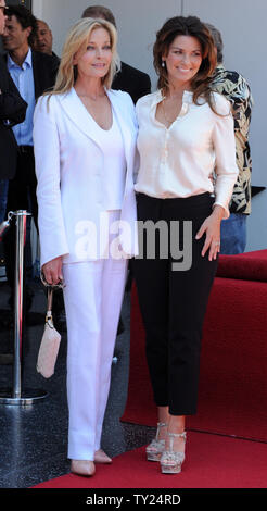 Shania Twain (R), la Canadienne qui est la femme artiste country de tous les temps et de l'actrice Bo Derek poser au cours d'une cérémonie de dévoilement, honorant le 2.442ème Twain avec étoile sur le Hollywood Walk of Fame à Los Angeles le 2 juin 2011. UPI/Jim Ruymen Banque D'Images
