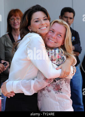 Shania Twain, la Canadienne qui est la femme artiste country de tous les temps et sa sœur Carrie Ann Twain hug lors d'une cérémonie de dévoilement, l'honorer avec la 2.442e étoile sur le Hollywood Walk of Fame à Los Angeles le 2 juin 2011. UPI/Jim Ruymen Banque D'Images