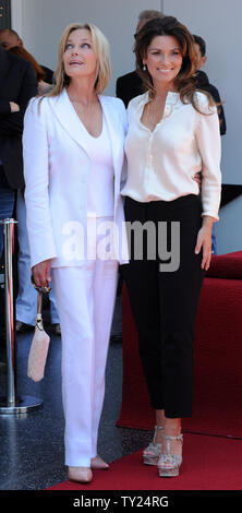 Shania Twain (R), la Canadienne qui est la femme artiste country de tous les temps et de l'actrice Bo Derek poser au cours d'une cérémonie de dévoilement, honorant le 2.442ème Twain avec étoile sur le Hollywood Walk of Fame à Los Angeles le 2 juin 2011. UPI/Jim Ruymen Banque D'Images