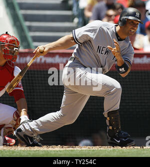 New York Yankees Jorge Posada frappeur désigné (20 hits) contre les Los Angeles Angels au Angel Stadium à Anaheim, Californie le 5 juin 2011. Les Yankees ont gagné 5-3. UPI/Lori Shepler. Banque D'Images