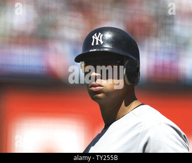 Des Yankees de New York Alex Rodriguez (13) est jusqu'à chauve-souris contre le Los Angeles au Angel Stadium à Anaheim, Californie le 5 juin 2011. Les Yankees ont gagné 5-3. UPI/Lori Shepler. Banque D'Images