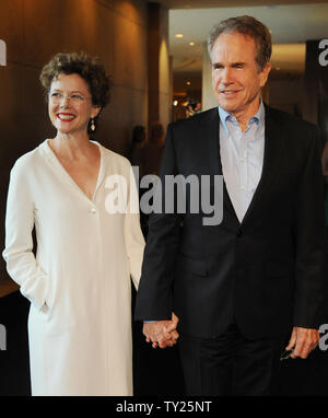 Acteurs Annette Bening et Warren Beatty arrivent à la Women in Film Los Angeles 2011 Crystal  + Lucy Awards Impact dans Beverly Hills, Californie, le 16 juin 2011. UPI/Jim Ruymen Banque D'Images