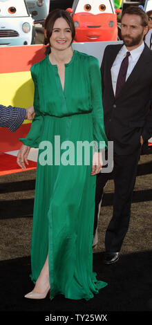 L'actrice britannique Emily Mortimer (L), un acteur dans la animated motion photo comédie 'Cars 2', assiste à la première du film avec son mari Alessandro Nivola, au El Capitan Theatre dans la section Hollywood de Los Angeles le 18 juin 2011. UPI/Jim Ruymen Banque D'Images