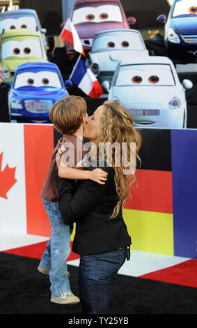 La chanteuse Sheryl Crow et son fils Wyatt assister à la première de The animated motion photo comédie 'Cars 2', à l'El Capitan Theatre dans la section Hollywood de Los Angeles le 18 juin 2011. UPI/Jim Ruymen Banque D'Images