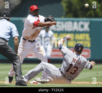 Los Angeles Angels le deuxième but Howard Kendrick (47) rend le jeter à la première pour le double jeu que Detroit Tigers catcher Alex Avila (13) est dans la deuxième manche au Angel Stadium à Anaheim, Californie le 6 juillet 2011. UPI/Lori Shepler. Banque D'Images