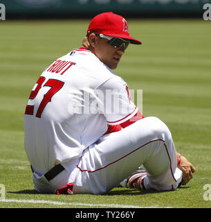 Los Angeles Angels' Mike Trout s'étend avant le match contre les Mariners de Seattle au Angel Stadium à Anaheim, Californie le 10 juillet 2011. Les Anges a gagné 5-2. UPI/Lori Shepler. Banque D'Images