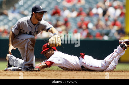 Los Angeles Angels' Erick Aybar (2) est sûr de voler la deuxième base comme Seattle Mariners le deuxième but Dustin Ackley (13) ne peut pas faire de la variable dans le temps en première manche au Angel Stadium à Anaheim, Californie le 10 juillet 2011. Les Anges a gagné 4-2. UPI/Lori Shepler. Banque D'Images