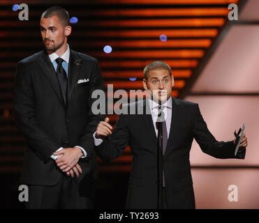 Minnesota Timberwolves' Kevin Love (L) et l'acteur Jonah Hill présente le prix du Meilleur jeu à l'ESPY Awards à Los Angeles le 13 juillet 2011. UPI/Jim Ruymen Banque D'Images