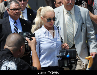 Lindsey Lohan actrice nous quitte à la suite d'une audience à la probation de la Direction générale de l'aéroport de Los Angeles, Californie le 23 juillet 2011. Lohan a été interdit jeudi, de faire la fête alors qu'en vertu de la détention à domicile, mais sortais de prison après avoir été contrôlé positif à l'alcool. Lohan, purge actuellement une peine de détention à domicile, a été renvoyé en cour sur une allégation qu'elle a violé sa probation dans un cas de conduite en état d'ébriété, a déclaré un fonctionnaire de la cour. UPI/Jim Ruymen Banque D'Images