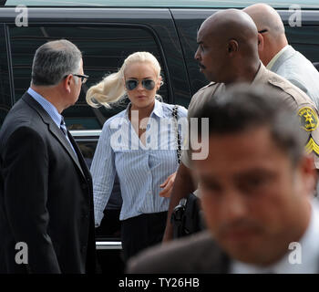 Actrice américaine Lindsey Lohan arrive pour une audience de probation de la Direction générale à l'aéroport de Los Angeles, Californie le 23 juillet 2011. Lohan a été interdit jeudi, de faire la fête alors qu'en vertu de la détention à domicile, mais sortais de prison après avoir été contrôlé positif à l'alcool. Lohan, purge actuellement une peine de détention à domicile, a été renvoyé en cour sur une allégation qu'elle a violé sa probation dans un cas de conduite en état d'ébriété, a déclaré un fonctionnaire de la cour. UPI/Jim Ruymen Banque D'Images