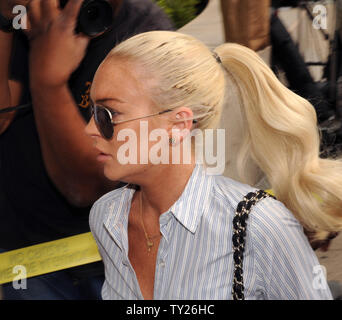 Actrice américaine Lindsey Lohan arrive pour une audience de probation de la Direction générale à l'aéroport de Los Angeles, Californie le 23 juillet 2011. Lohan a été interdit jeudi, de faire la fête alors qu'en vertu de la détention à domicile, mais sortais de prison après avoir été contrôlé positif à l'alcool. Lohan, purge actuellement une peine de détention à domicile, a été renvoyé en cour sur une allégation qu'elle a violé sa probation dans un cas de conduite en état d'ébriété, a déclaré un fonctionnaire de la cour. UPI/Jim Ruymen Banque D'Images