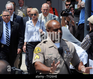 Lindsey Lohan actrice nous quitte à la suite d'une audience à la probation de la Direction générale de l'aéroport de Los Angeles, Californie le 23 juillet 2011. Lohan a été interdit jeudi, de faire la fête alors qu'en vertu de la détention à domicile, mais sortais de prison après avoir été contrôlé positif à l'alcool. Lohan, purge actuellement une peine de détention à domicile, a été renvoyé en cour sur une allégation qu'elle a violé sa probation dans un cas de conduite en état d'ébriété, a déclaré un fonctionnaire de la cour. UPI/Jim Ruymen Banque D'Images