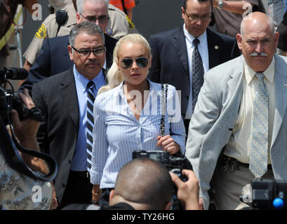 Lindsey Lohan actrice nous quitte à la suite d'une audience à la probation de la Direction générale de l'aéroport de Los Angeles, Californie le 23 juillet 2011. Lohan a été interdit jeudi, de faire la fête alors qu'en vertu de la détention à domicile, mais sortais de prison après avoir été contrôlé positif à l'alcool. Lohan, purge actuellement une peine de détention à domicile, a été renvoyé en cour sur une allégation qu'elle a violé sa probation dans un cas de conduite en état d'ébriété, a déclaré un fonctionnaire de la cour. UPI/Jim Ruymen Banque D'Images