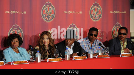 La fin de la pop star Michael Jackson's mère Katherine et sœurs LaToya, Tito , Jackie et Marlon Jackson (L-R) annoncer un concert hommage au "roi de la Pop", lors d'une conférence de presse à Beverly Hills, en Californie, le 25 juillet 2011. Le concert, qui mettra en vedette des spectacles offerts par certains des plus grands artistes, aura lieu au Millennium Stadium de Cardiff, Pays de Galles. UPI/Jim Ruymen Banque D'Images