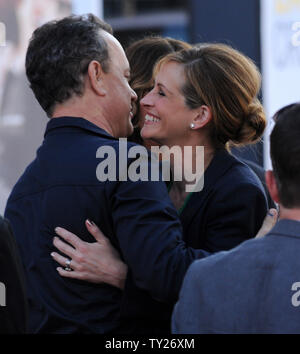 Réalisateur/scénariste/producteur/acteur Tom Hanks (L), il embrasse sa co-star, l'actrice Julia Roberts qu'elle arrive pour la première de the motion picture comédie drame romantique "Larry Crowne", au Grauman's Chinese Theatre dans la section Hollywood de Los Angeles le 27 juin 2011. UPI/Jim Ruymen Banque D'Images