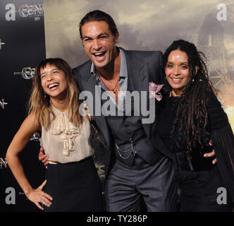 Jason Momoa (C), un acteur dans l'aventure fantasy 'Conan le barbare', assiste à la première du film avec sa petite amie de longue date, l'actrice Lisa Bonet (R) et sa fille Zoe Kravitz, au Regal Theatre de Los Angeles le 11 août 2011. UPI/Jim Ruymen Banque D'Images