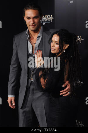 Jason Momoa (L), un acteur dans l'aventure fantasy 'Conan le barbare', assiste à la première du film avec sa petite amie de longue date, l'actrice Lisa Bonet, au Regal Theatre de Los Angeles le 11 août 2011. UPI/Jim Ruymen Banque D'Images