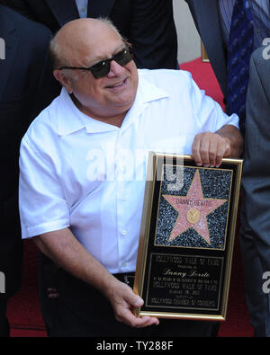 L'acteur Danny DeVito, contient une réplique plaque après qu'il a été honoré avec le 2,445ème étoile sur le Hollywood Walk of Fame au cours d'une cérémonie de dévoilement à Los Angeles le 18 août 2011. UPI/Jim Ruymen Banque D'Images