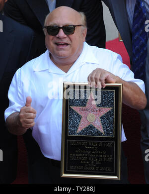 L'acteur Danny DeVito, contient une réplique plaque après qu'il a été honoré avec le 2,445ème étoile sur le Hollywood Walk of Fame au cours d'une cérémonie de dévoilement à Los Angeles le 18 août 2011. UPI/Jim Ruymen Banque D'Images