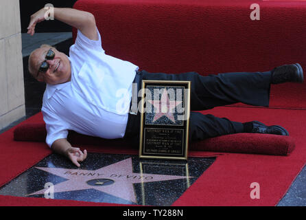 L'acteur Danny DeVito, contient une réplique plaque après qu'il a été honoré avec le 2,445ème étoile sur le Hollywood Walk of Fame au cours d'une cérémonie de dévoilement à Los Angeles le 18 août 2011. UPI/Jim Ruymen Banque D'Images