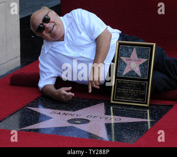 L'acteur Danny DeVito, contient une réplique plaque après qu'il a été honoré avec le 2,445ème étoile sur le Hollywood Walk of Fame au cours d'une cérémonie de dévoilement à Los Angeles le 18 août 2011. UPI/Jim Ruymen Banque D'Images