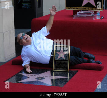 L'acteur Danny DeVito, contient une réplique plaque après qu'il a été honoré avec le 2,445ème étoile sur le Hollywood Walk of Fame au cours d'une cérémonie de dévoilement à Los Angeles le 18 août 2011. UPI/Jim Ruymen Banque D'Images