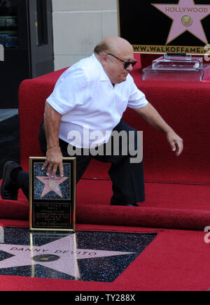 L'acteur Danny DeVito, contient une réplique plaque après qu'il a été honoré avec le 2,445ème étoile sur le Hollywood Walk of Fame au cours d'une cérémonie de dévoilement à Los Angeles le 18 août 2011. UPI/Jim Ruymen Banque D'Images