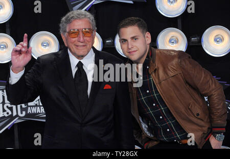 Tony Bennett (L) et Jonah Hill arrivent au MTV Video Music Awards à Los Angeles le 28 août 2011 à Los Angeles. UPI/Jim Ruymen Banque D'Images