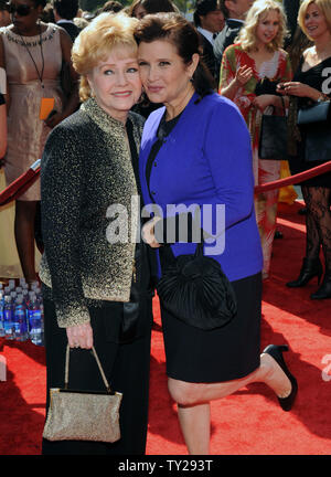 Singer Debbie Reynolds (L) et sa fille, l'actrice Carrie Fisher arrivent pour le Primetime Creative Arts Emmy Awards au Nokia Theatre de Los Angeles le 10 septembre 2011. UPI/Jim Ruymen Banque D'Images