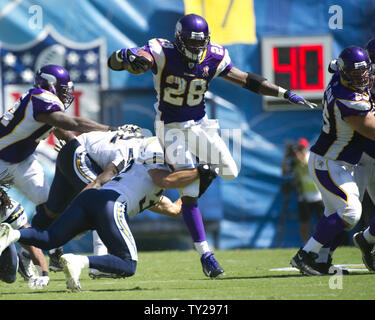 Minnesota Vikings' runningback Adrian Peterson(28) obstacles à la sécurité des San Diego Chargers Eric Weddle au cours de deuxième trimestre de match au Stade Qualcomm de San Diego, Californie le 11 septembre 2011. UPI/Jon SooHoo Banque D'Images