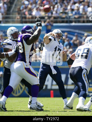 Le quart-arrière des Chargers de San Diego Phillip Rivers (17) passe le ballon au cours de troisième trimestre l'action contre les Vikings du Minnesota au Qualcomm Stadium de San Diego, Californie le 11 septembre 2011. UPI/Jon SooHoo Banque D'Images