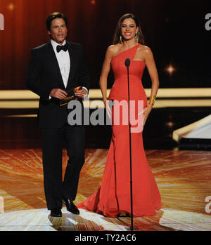 Acteurs Rob Lowe et Sofia Vergara remettre un prix lors de la 63e congrès annuel Primetime Emmy Awards qui a eu lieu lors de la Nokia Theatre de Los Angeles, le 18 septembre 2011. UPI/Jim Ruymen Banque D'Images