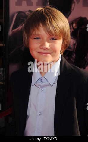 L'acteur canadien Dakota Goyo, un acteur dans la motion picture drama de science-fiction "Real Steel", assiste à la première du film au Gibson Amphitheatre à Universal City, Californie, le 2 octobre 2011. UPI/Jim Ruymen Banque D'Images